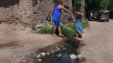 El ataque ocurrió en el Barrio Olivares (Ciudad) y a la víctima le efectuaron dos disparos ni bien abrió la puerta de su casa. Foto: Imagen ilustrativa / Archivo Los Andes.