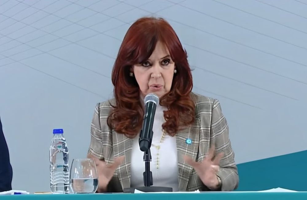 Cristina Fernández de Kirchner encabezó hoy una clase en la Universidad Nacional del Oeste, en Merlo, y criticó la gestión económica de Javier Milei. Foto: Captura de video