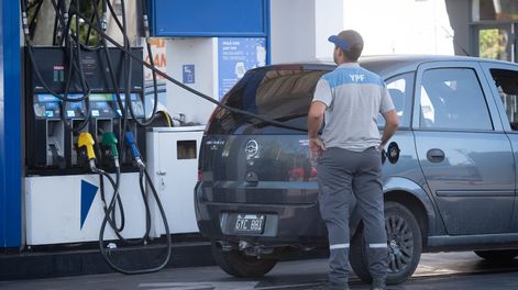 Los Andes | Se espera que hoy vuelva a aumentar el precio del combustible, por la actualización del valor de unos impuestos que acumulan un importante atraso. Foto: Ignacio Blanco / Los Andes