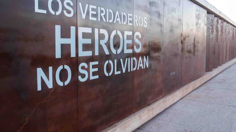 Memorial de las Malvinas Argentinas, ubicado en el Parque Central, rinde homenaje a los mendocinos caídos durante el conflico.