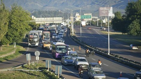 Desde este miércoles comenzará el movimiento de tránsito por el fin de semana largo de Semana Santa. Foto: Orlando Pelichotti / Los Andes