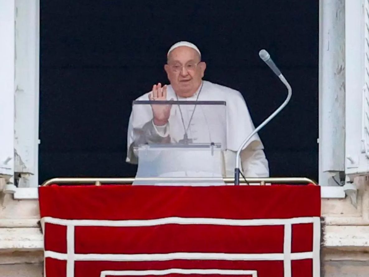 Imagen de archivo del papa Francisco durante el rezo del Angelus. EFE/EPA/FABIO FRUSTACI