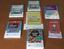 Los libros que el gobierno bonaerense reparte en las escuelas secundarias.