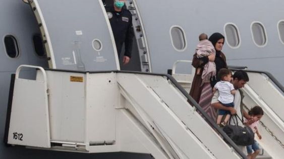 Refugiados afganos emigran a otros países con la esperanza de comenzar una nueva vida lejos de la represión de los talibanes.