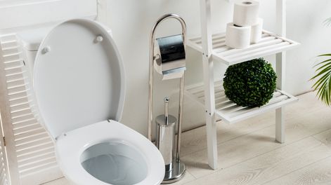 fondo de inodoro siempre blanco, sin fregar: poner una tacita de este producto y agua caliente