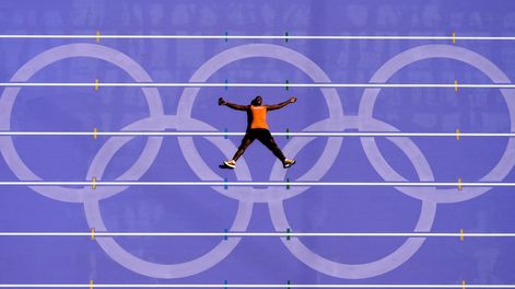 Los Andes | Un atleta holandés se recuesta en la pista tras una práctica en los Juegos Olímpicos de París, el jueves 1 de agosto de 2024 en Saint-Denis (AP Foto/David J. Phillip)