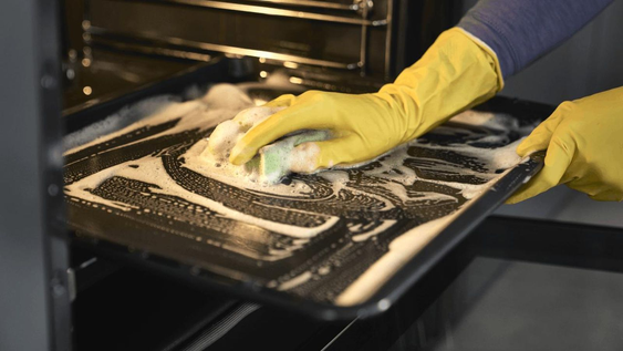 simple y sin gastar de mas: el truco de limpieza para dejar las bandejas de tu horno como nuevas