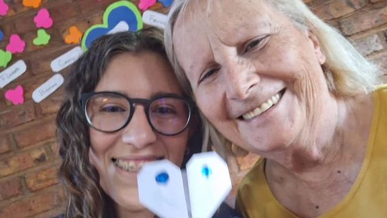 Para Julieta Minatti el voluntariado ha sido una especie de salvavidas, una terapia que la ayuda a salir de un cuadro complejo de salud mental.