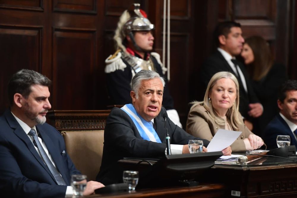Alfredo Cornejo da su discurso ante la asamblea legislativa