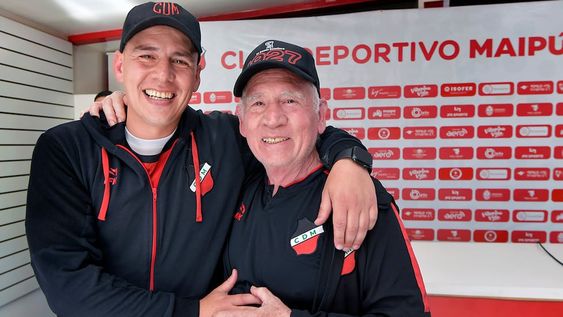 El entrenador del Cruzado, Luis García, no pudo ocultar su emoción y euforia tras el gol del empate de Herrera, en la última jugada del partido. Aquí junto a su padre. Foto: Orlando Pelichotti