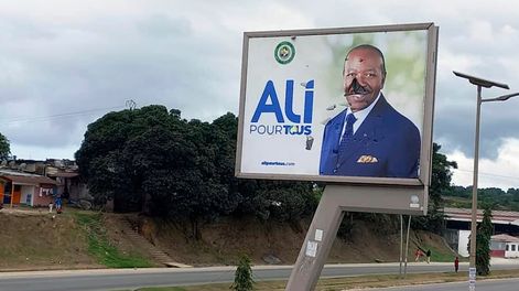 Los Andes | Un cartel roto del presidente de Gabón, Ali Bongo Ondimba, en una calle de Libreville, Gabón, el 30 de agosto de 2023, el mismo día que fue derrocado. (Foto AP/Yves Laurent, archivo)