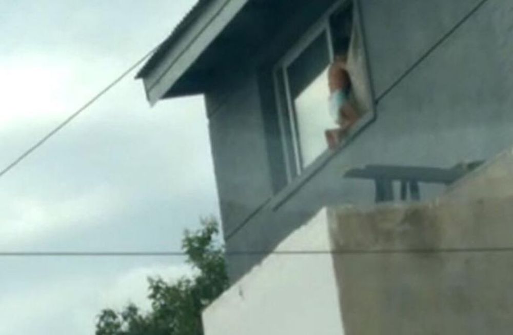 Bebé estaba en la ventana de un departamento del segundo piso. (El Doce)