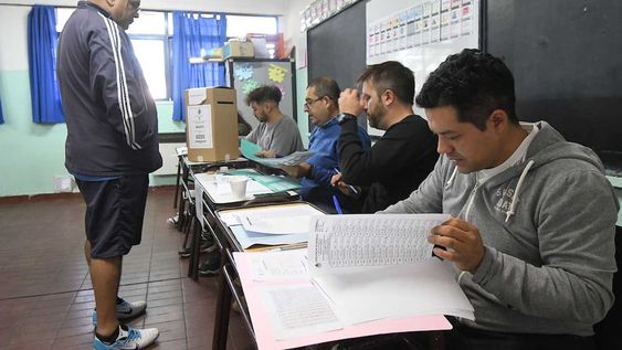 Elecciones PASO en 7 departamentos de la provincia de Mendoza.En la escuela Celina Álvarez del departamento de Maipú, los ciudadanos ingresan a votar sin problemas, estrenando el sistema de boleta única de papel para elegir a sus candidatosFoto:José Gutierrez / Los Andes