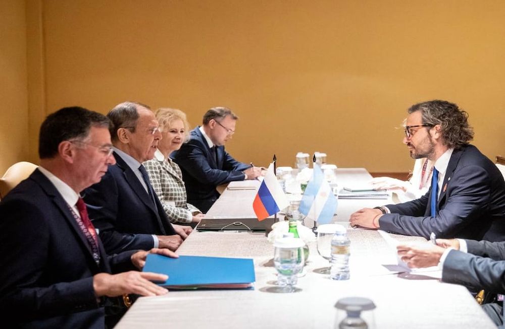 Cafiero mantuvo una reunión bilateral con el ministro de Asuntos Exteriores de la Federación de Rusia, Serguéi Lavrov, a quien le pidió el cese del fuego contra Ucrania.