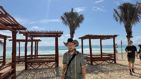 Bazán eligió México como su lugar en el mundo y elabora el vermut que acaba de ser premiado. | Fotos: gentileza