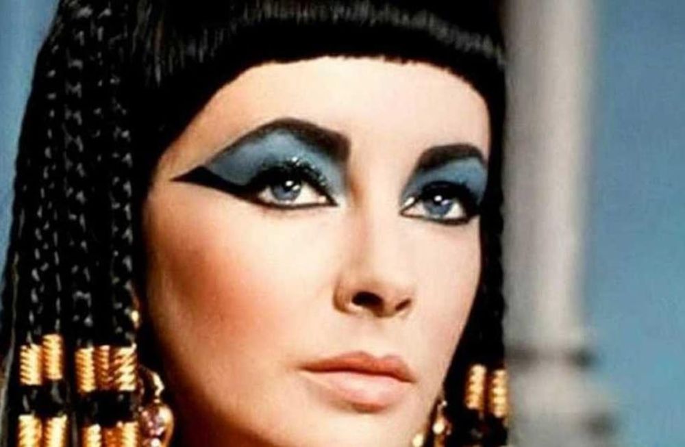 Elizabeth Taylor como Cleopatra en el filme de 1963 (IMDB)