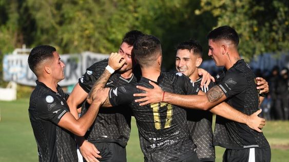 Leandro Ciccolini ejecutó la pena máxima con frialdad y sutileza y el local se puso 1-0 a 3 del final ante Almirante Brown. / José Guitérrez (Los Andes).