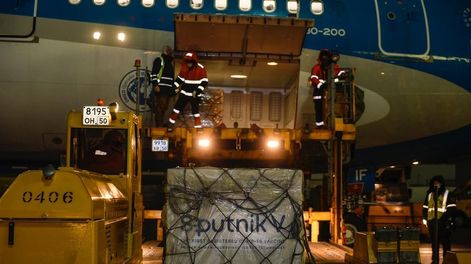 Los Andes | Las primeras 300 mil dosis compradas por el Gobierno nacional partieron ayer de Moscú en un avión argentino. Foto: Presidencia de la Nación.