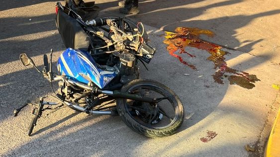 Robaron una moto y chocaron con un micro en Las Heras