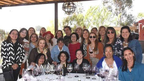 Socias de AMUVA con Alejandro Vigil y María Sance. Ph Eduardo Dolengiewich.