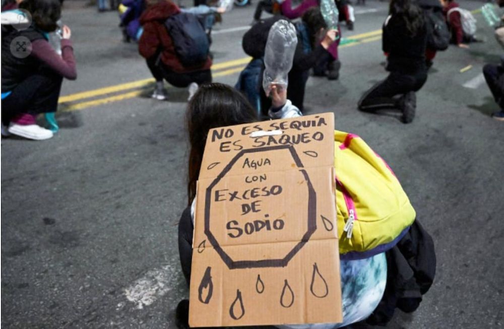 Los uruguayos salieron a las calles ante la falta de agua potable. / Foto: Télam
