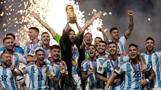 ARCHIVO - Lionel Messi, de Argentina, alza la Copa del Mundo tras vencer en la final a Francia, el 18 de diciembre de 2022, en Lusail, Qatar (AP Foto/Martin Meissner, archivo)