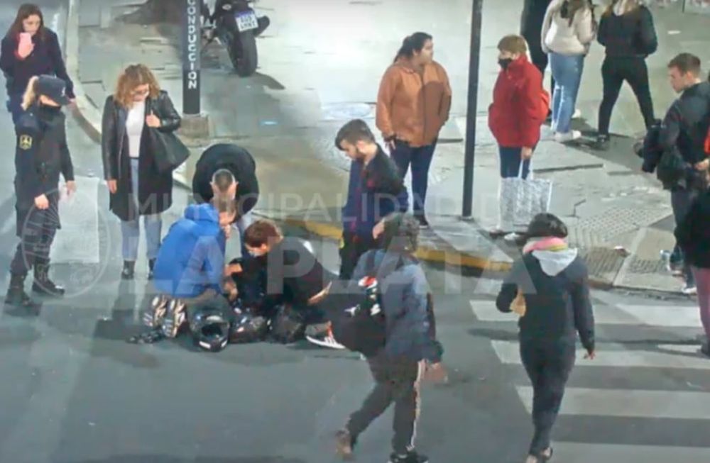 El automovilista giró a la izquierda y provocó que ambos sujetos salieran despedidos del rodado pequeño. Una de las víctimas, de la imprudencia del rodado mayor terminó sobre el techo del auto y todo quedó registrado en las cámaras de seguridad.