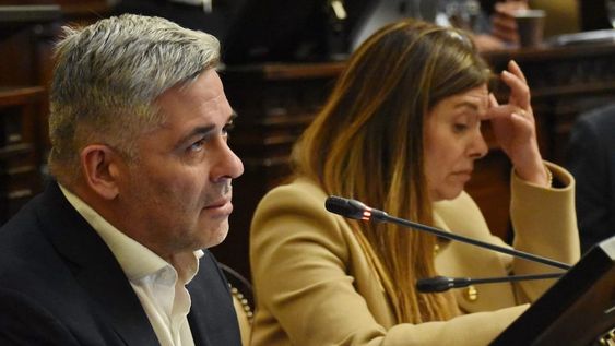 El diputado Germán Gómez, presidente del bloque del PJ, junto a la vice, Verónica Valverde. Foto: Prensa Cámara de Diputados de Mendoza.