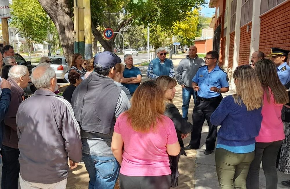 Alrededor de 50 vecinos de Dorrego, víctimas de la inseguridad, asistieron a la reunión con la Policía. Foto: Gentileza