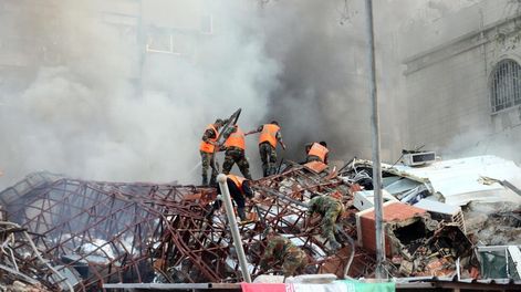 -FOTODELDÍA- Damasco, 01/04/2024.- Trabajadores de rescate en el lugar de un ataque aéreo en Damasco, Siria, el 1 de abril de 2024. Según la agencia de noticias árabe siria SANA, Israel lanzó un ataque aéreo contra el edificio del consulado iraní en Damasco. El consulado sufrió daños y el edificio contiguo quedó destruido. EFE/YOUSSEF DAFAWWI