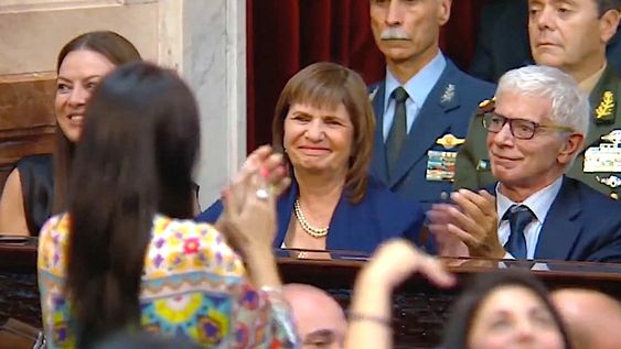 javier milei le dedico un reconocimiento especial a patricia bullrich y la ministra fue ovacionada