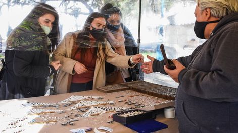 Los Andes | Quienes venden sus artesanías debieron adaptarse al cierre del paseo y rebuscársela con otros trabajos para vivir. Foto: Mariana Villa / Los Andes