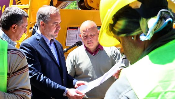 El intendente Matías Stevenato supervisó el avance de obras de saneamiento en Maipú.