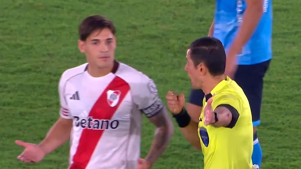 El árbitro tras consultar el VAR determinó la expulsión del defensor de River.&nbsp;