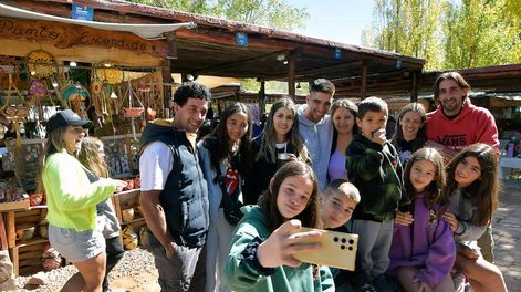 Los Andes | Fin de semana largo en Mendoza. La familia Domínguez se prepara para una selfie. como los alvearenses, turistas y mendocinos disfrutan del feriado largo en El Manzano, Tunuyán. / Foto: Orlando Pelichotti