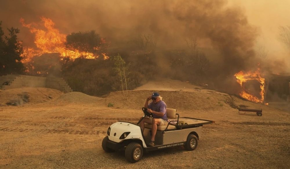 El incendio en Canyon (Los &Aacute;ngeles) &nbsp;comenz&oacute; este jueves por la tarde y arras&oacute; r&aacute;pidamente m&aacute;s de 4800 acres (2000 hect&aacute;reas) de terreno.