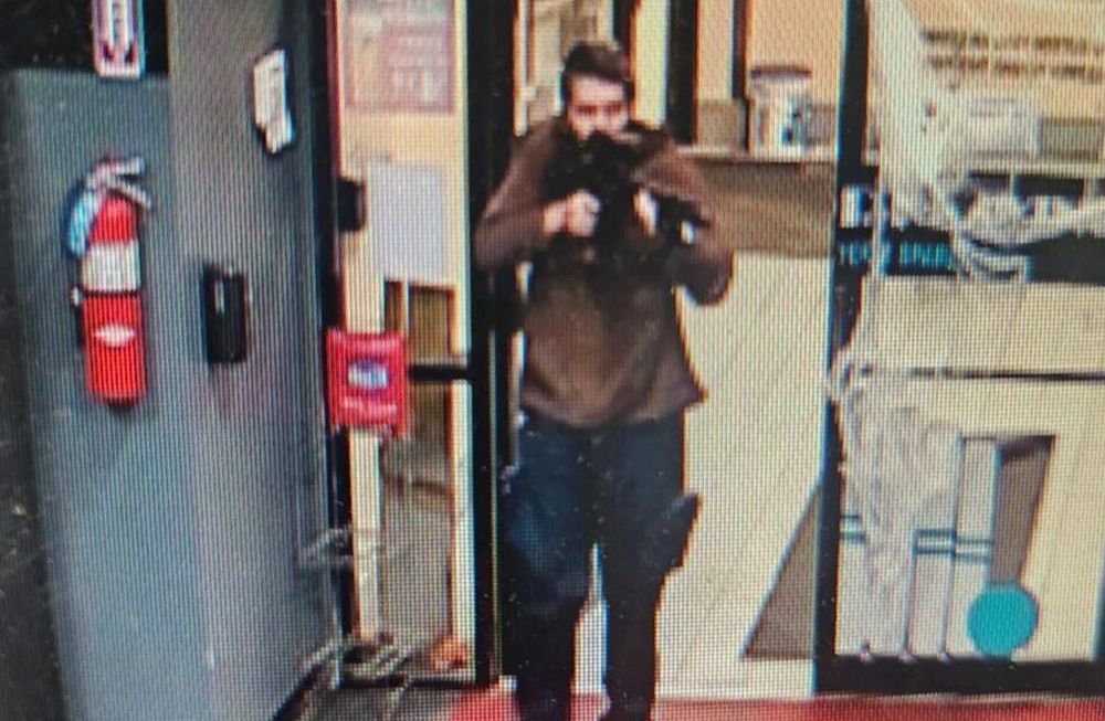 Fotografía cedida por la oficina del Alguacil del Condado Androscoggin que muestra al hombre sospechoso de perpetrar el ataque en Lewiston, Maine (EE.UU). Foto: EFE/ Androscoggin County Sheriffs Office