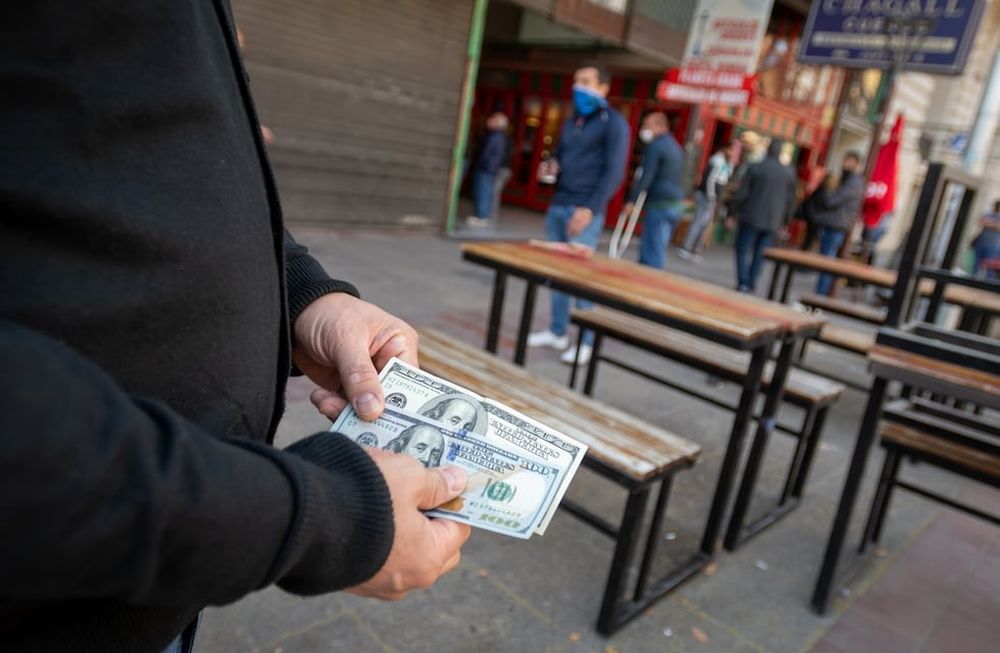El Oficial con impuestos se compra a pocos centavos por debajo de lo que se obtiene en el mercado paralelo, ¿a cuánto cotiza el blue? Foto: Ignacio Blanco / Los Andes