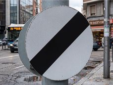 Esta señal de tránsito evita errores al conducir y ayuda a respetar correctamente la normativa vial.