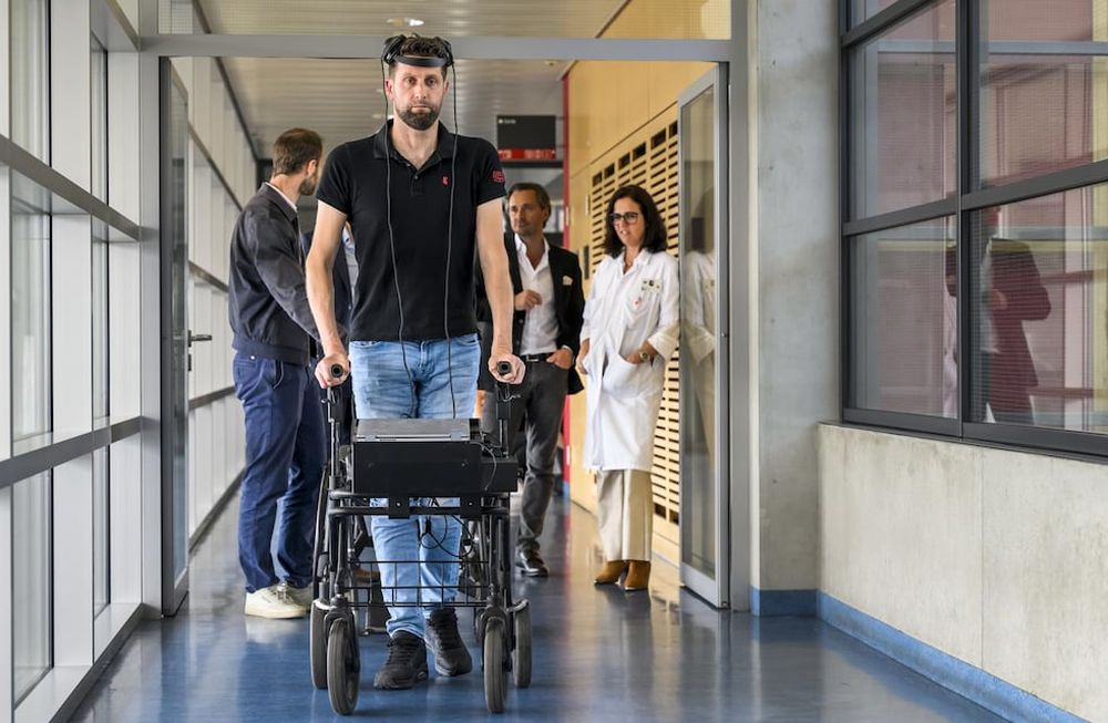 Una inteligencia artificial permite que una persona paralizada vuelva a caminar de forma natural. Foto: EFE/EPA/JEAN-CHRISTOPHE BOTT