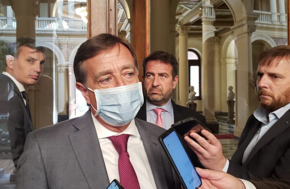 Rodolfo Suárez se reunió este mediodía con el presidente Alberto Fernández. Detrás están el ministro Mario Isgró y el titular de Emesa Pablo Magistochi.