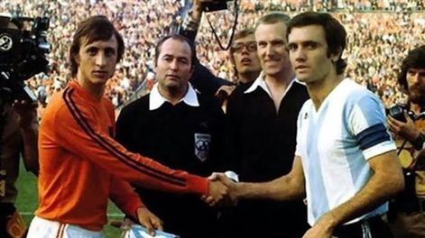 Johan Cruyff y el argentino Roberto Perfumo, antes de la goleada. Un par de meses antes del Mundial 1978. / archivo