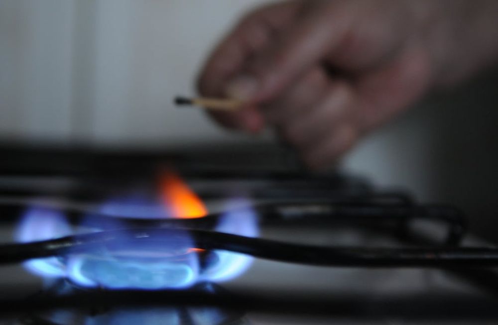 En los primeros cinco meses de gestión, el Gobierno recompuso rápidamente parte del costo de los servicios de gas, electricidad, agua y transporte público para lograr el objetivo de equilibrio financiero este año. Foto: Archivo - Marcelo Rolland / Los Andes