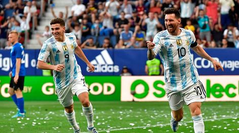 Julián Álvarez y Leo Messi. El primero aún no tiene asegurado su lugar en Qatar. Lo del segundo es una obviedad. / Los Andes