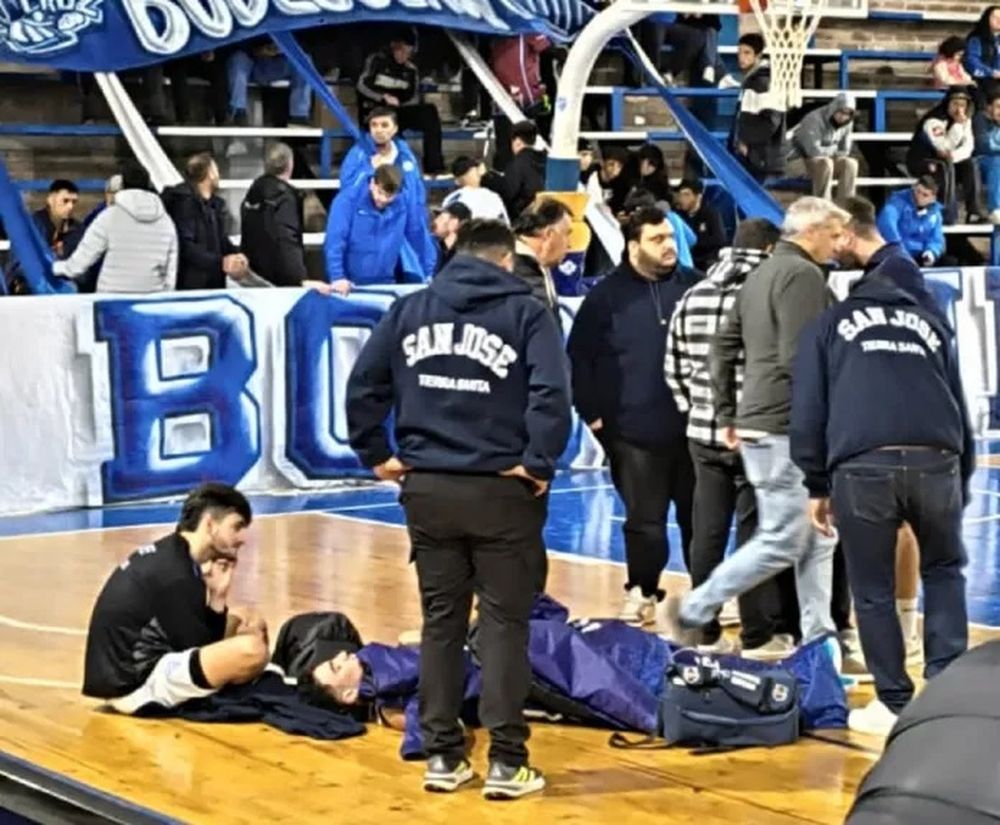 B&aacute;squet Thiago Demonte espera con paciencia la ambulancia, que demor&oacute; 50 minutos.