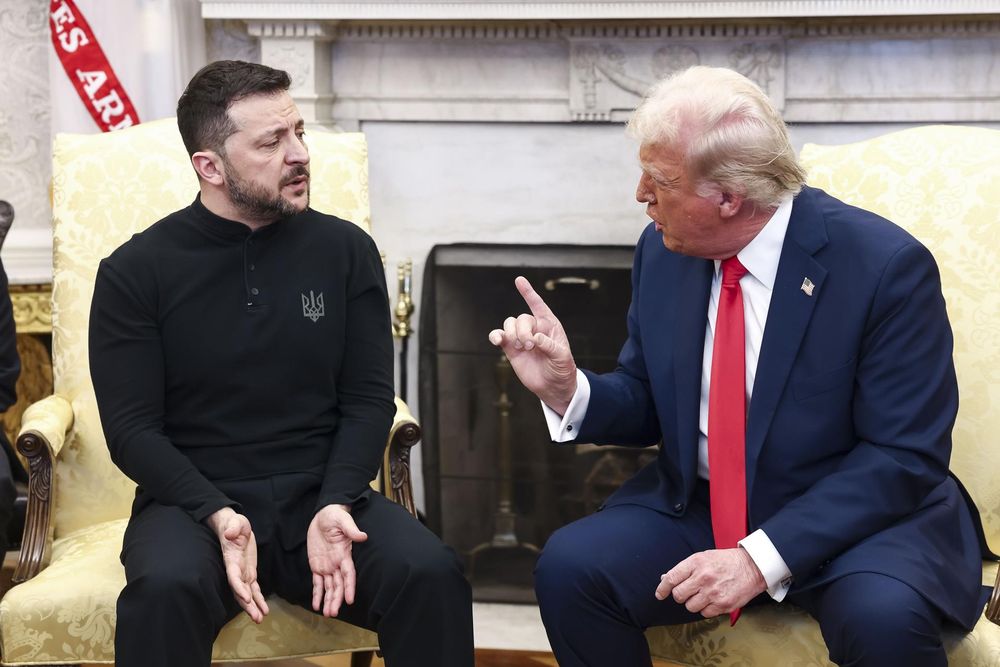 El presidente estadounidense Donald Trump (d) conversa con el presidente ucraniano Volodymyr Zelensky (i) durante la reunión que han mantenido en la Casa Blanca en Washington, DC, EE.UU.