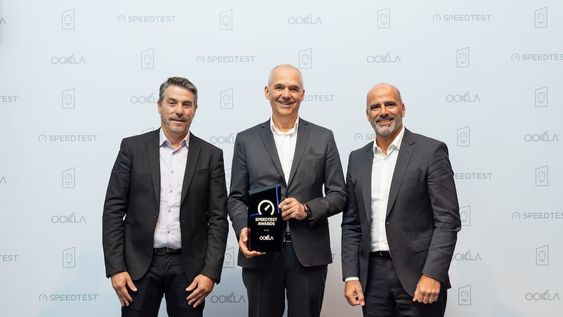 Alejandro Martinez, Connectivity Business Owner; Miguel Fernandez, CTO y Roberto Nobile CEO de Telecom Argentina con el galardón que recibió Personal por tener la red de internet móvil más rápida del país