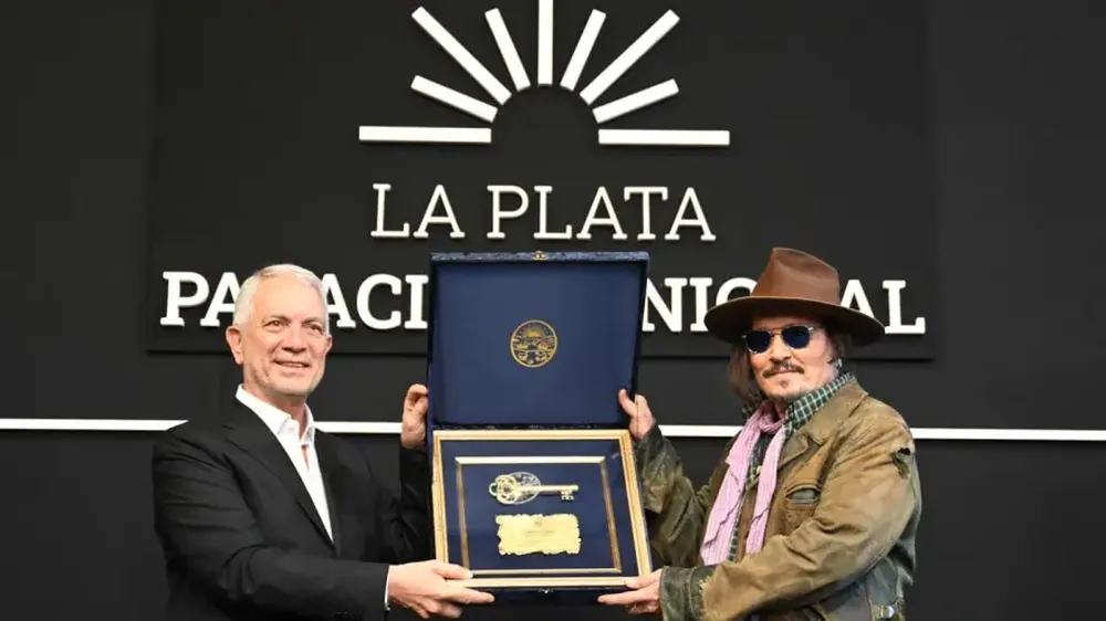 Johnny Depp con la llave de la ciudad y el intendente de La Plata. Johnny Depp con la llave de la ciudad y el intendente de La Plata.