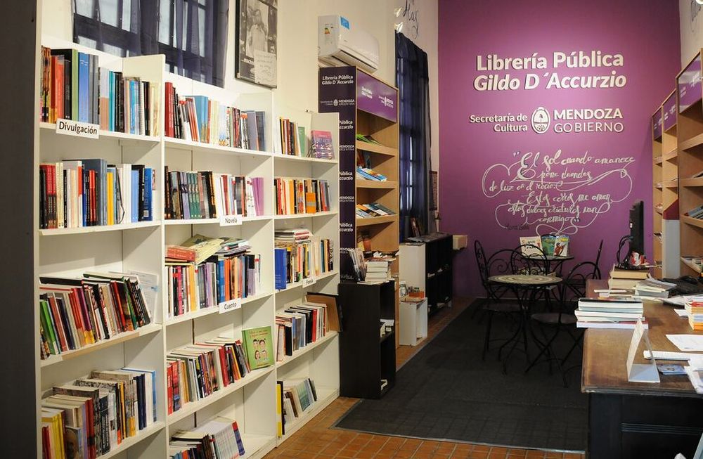 En la librería pública Gildo DAccurzio se encuentran muchas de las obras de literatura mendocina que han sido objeto de estudio de nuestras investigadoras mendocinas.