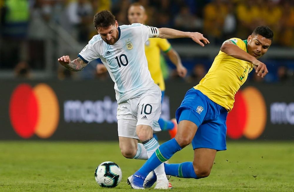 Leo Messi encara ante la marca de Casemiro, una postal que no se verá en Australia ya que Argentina y Brasil no jugarán el amistoso. / archivo